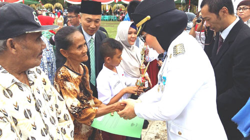 Ir. Hj. Tatong Bara Memberi Bantuan Kepada Para Lansia Dan Tuna Netra
