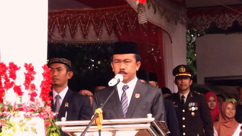 Foto: Ketua DPRD Kotamobagu Hi. Ahmad Sabir SE. Saat Membacakan Naska Proklamasi Kemerdekaan RI