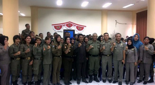 Foto : Sekertaris Daerah (Sekda) Bolaang Mongondow (Bolmong), Tahlis Gallang SIP MM. Bersama Asisten I Pemkab Bolmong, Drs Christovel Tito Kamasaan MM, Kepala Dinas Satpol-PP Imbran Nantidju SP ME, Sekertaris Pol-PP Linda Lahamesang SE, Kabid Jemmy Sako SH, seluruh staf dan personil Pol-PP Bolmong.