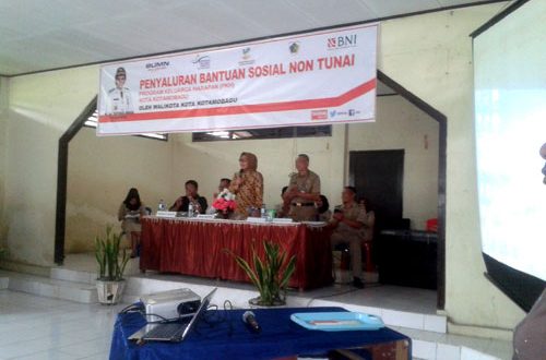 Walikota Ir. HJ. Tatong Bara Saat Memberi sambutan Dalam Acara Loncing Penyaluran Sosial Kepada Program Keluarga Harapan (PKH).