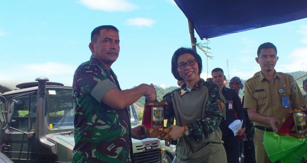 Bupati Bolmong saat menerima penghargaan dari Pangdam 13 Merdeka