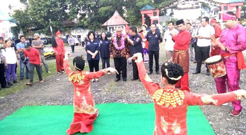 Foto: Saat Ketua KPU RI Arif Budiman Tiba dihalaman KPU Kotamobagu, langsung di Sambut Dengan Tarian Tuitan Adat Bolaang Mongondow