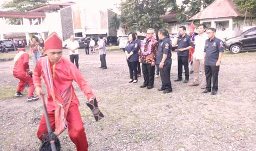 Foto : Tarian Tuitan Adat Bolamong Saat Menjemput Kedatang Ketua KPU RI