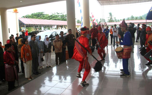 Kedatanan Tim Komisi V DPR-RI di Sambut Dengan Taria Has Adat Bolmong
