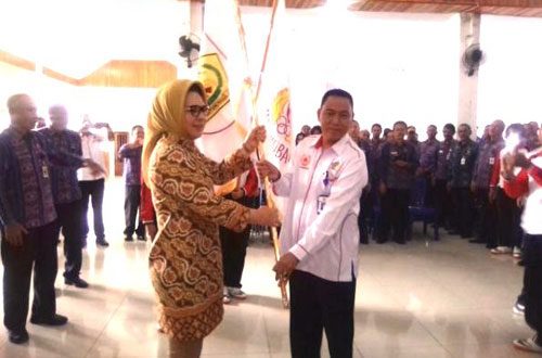 Walikota Ir. Hj. Tatong Bara Saat Memberikan Bendera Pataka Olahraga Kepada Kadis Pora Kotamobagu