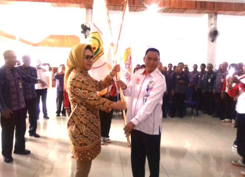 Walikota Ir. Hj. Tatong Bara Saat Memberikan Bendera Pataka Olahraga Kepada Kadis Pora Kotamobagu